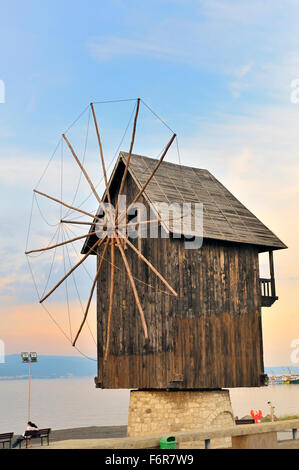 Vecchio mulino a vento in legno sulla vecchia città Nesebar- Bulgaria Foto Stock