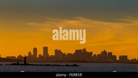 La silhouette della città di Alba come il tuo avvicinamento di Boston, Massachusetts. Foto Stock