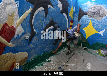 La striscia di Gaza, la Palestina. Xix Nov, 2015. Artista palestinese Jihad Al-Ghoul, 23 anni, lavora nella sua casa di Bureij Refugee Camp nel centro della Striscia di Gaza. Al-Ghoul ha detto che ha perso la sua gamba in un israeliano attaccato su Bureij Refugee Camp in 2008. © Ramadan El-Agha/Alamy Live News Foto Stock