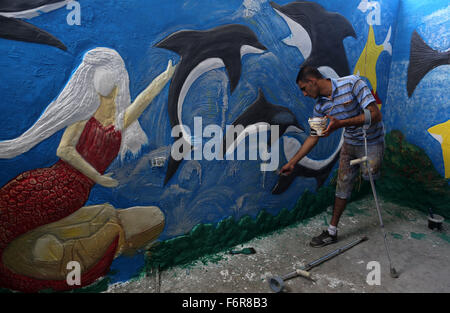 La striscia di Gaza, la Palestina. Xix Nov, 2015. Artista palestinese Jihad Al-Ghoul, 23 anni, lavora nella sua casa di Bureij Refugee Camp nel centro della Striscia di Gaza. Al-Ghoul ha detto che ha perso la sua gamba in un israeliano attaccato su Bureij Refugee Camp in 2008. © Ramadan El-Agha/Alamy Live News Foto Stock