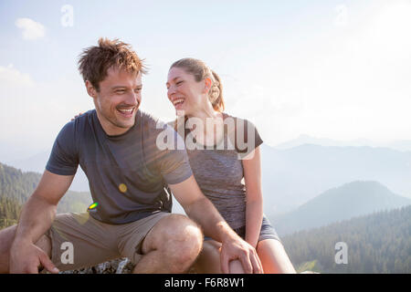 Coppia giovane divertirsi sul picco di montagna Foto Stock