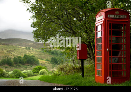 Un rurale hub per le comunicazioni nella remota area vicino a Glen Roy nelle Highlands della Scozia. Costituito da telefono e caselle di posta Foto Stock