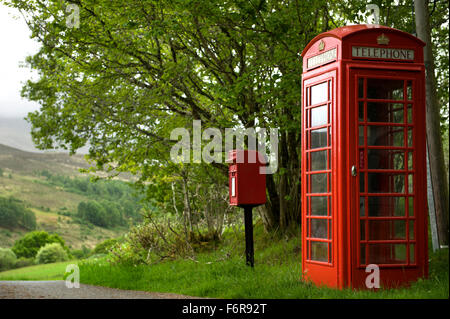 Un rurale hub per le comunicazioni nella remota area vicino a Glen Roy nelle Highlands della Scozia. Costituito da telefono e caselle di posta Foto Stock