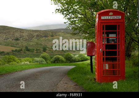 Un rurale hub per le comunicazioni nella remota area vicino a Glen Roy nelle Highlands della Scozia. Costituito da telefono e caselle di posta Foto Stock