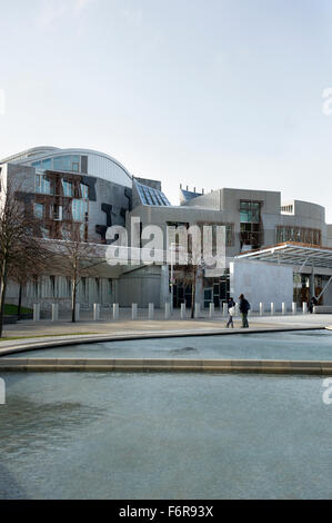 Architetto Enric Miralles' edificio del parlamento scozzese di Edimburgo Holyrood. Aperto il 9 ottobre 2004 e costo di £ 414 milioni. Foto Stock