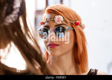 Giovane donna in stile hippie fashion Foto Stock