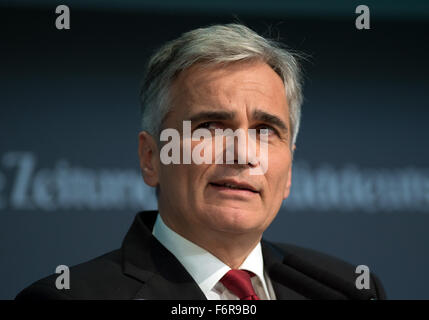 Il Cancelliere austriaco Werner Faymann parla sul tema "L'Europa e le sue nuove sfide' all'apertura del 2015 Vertice economico ospitata dalla Sueddeutsche Zeitung di Berlino, Germania, 19 novembre 2015. Foto: SOEREN STACHE/dpa Foto Stock