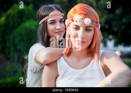 Ritratto di giovane donna in stile hippie fashion Foto Stock