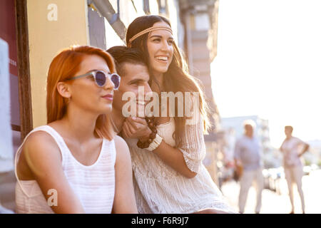 Raffreddare i giovani in stile hippie fashion Foto Stock