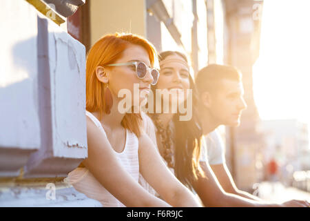 Raffreddare i giovani in stile hippie fashion Foto Stock