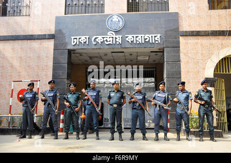 Dacca in Bangladesh. Xix Nov, 2015. Poliziotti del Bangladesh guardia di fronte alla prigione centrale di gate a Dhaka, nel Bangladesh, nov. 19, 2015. Bangladesh la corte suprema ha respinto i ricorsi da parte di due dirigenti dell opposizione contro le loro condanne a morte per crimini contro l umanità durante il paese della guerra di indipendenza nel 1971. © Shariful Islam/Xinhua/Alamy Live News Foto Stock