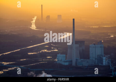 Gersteinwerk power plant davanti, RWE Power, centrali a carbone vegetale STEAG Bergkamen dietro al tramonto con nebbia, smog Foto Stock