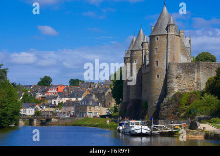 Josselin Castello con il fiume Oust, Canal de Nantes à Brest, canal tra Nantes e Brest, Josselin, Pontivy, Morbihan Foto Stock