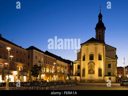 Sankt Oswald chiesa una piazza cittadina, Traunstein, Chiemgau, Alta Baviera, Baviera, Germania Foto Stock