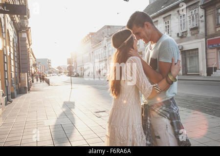 Coppia giovane in stile hippie fashion abbracciando Foto Stock