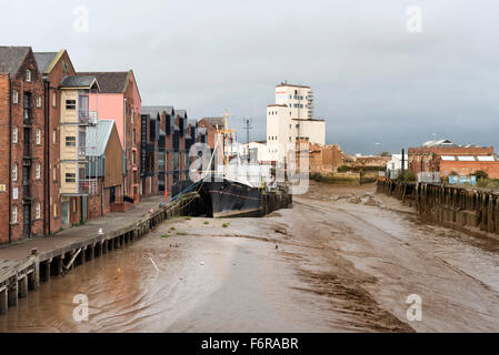 Il fiume Hull, con l'ex trawler Arctic Corsair Ormeggiato accanto al Museo del trimestre e appartamenti di Kingston upon Hull, Regno Unito. Foto Stock