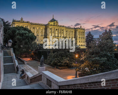 Il Palazzo Reale di Madrid dai giardini di Sabatini. Madrid, Spagna. Foto Stock