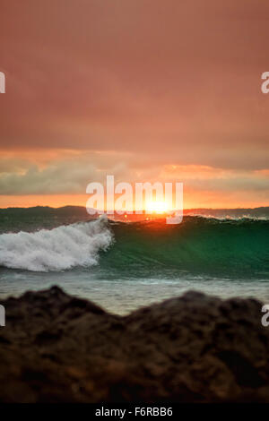 Pulire onda su Sunset Foto Stock