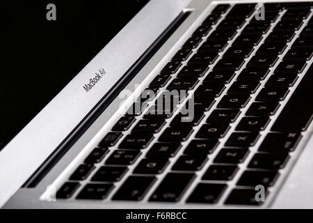 Close-up di un Apple Mac, MacBook Air laptop che mostra il dettaglio del logo e della tastiera UK Foto Stock