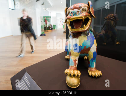 Hildesheim, Germania. Xix Nov, 2015. Una guardia lion (XVIII secolo) può essere visto nella mostra "Tesori per l'imperatore - capolavori di arte cinese (1369-1911) nella Roemer e Pelizaeus Museum di Hildesheim, Germania, 19 novembre 2015. L'anno-lunga esposizione mostra numerosi oggetti dalle dinastie Ming e Qing dal 21 Novembre 2015 fino al dicembre 2016. Foto: JULIAN STRATENSCHULTE/dpa/Alamy Live News Foto Stock