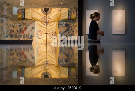 Hildesheim, Germania. Xix Nov, 2015. Un palazzo robe (XVIII secolo) può essere visto nella mostra "Tesori per l'imperatore - capolavori di arte cinese (1369-1911) nella Roemer e Pelizaeus Museum di Hildesheim, Germania, 19 novembre 2015. L'anno-lunga esposizione mostra numerosi oggetti dalle dinastie Ming e Qing dal 21 Novembre 2015 fino al dicembre 2016. Foto: JULIAN STRATENSCHULTE/dpa/Alamy Live News Foto Stock