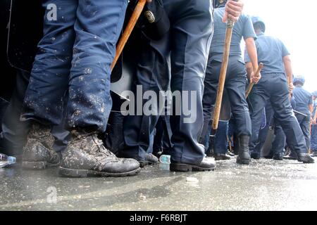 Manila, Filippine. Xix Nov, 2015. I membri di Philippine National Police (PNP) disordini civili di gestione (CDM) inline a dipendere il Philippine International Convention Center a da manifestanti di avvicinarsi al vertice APEC venue. La Cooperazione economica Asia-Pacifico (APEC) riunione sarà fatto da nov. 17 - 20, 2015 a Manila. Credito: Gregorio B. Dantes Jr./Pacific Press/Alamy Live News Foto Stock