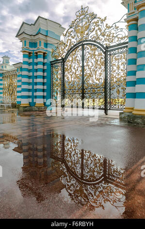 Golden Gates del palazzo di Caterina in Tsarskoe Selo, Russia Foto Stock