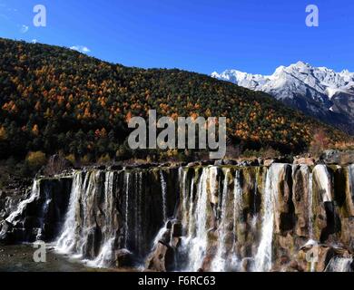 Yulong. Xix Nov, 2015. Una scena vicino Yulong (Giada drago) montagna di neve è visto in Yulong Naxi contea autonoma del sud-ovest della Cina di Provincia di Yunnan, nov. 19, 2015. Yulong, con il picco più alto ad una altitudine di 5,596 metri è la southmost neve montagna dell'emisfero settentrionale. Dozzine di splendide montagne di neve nel nord-ovest dello Yunnan fanno della provincia un dreamland del turismo. © Yang Zongyou/Xinhua/Alamy Live News Foto Stock