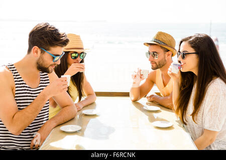 Fiends avente un grande tempo insieme presso il bar in spiaggia Foto Stock