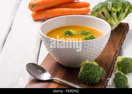 Vegetali minestra di crema decorate con pezzi di cavolfiore, nella ciotola bianco su servita in eco ristorante in stile tabella. Foto Stock