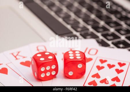 Casino chips, schede e dadi impilamento sul computer portatile Foto Stock