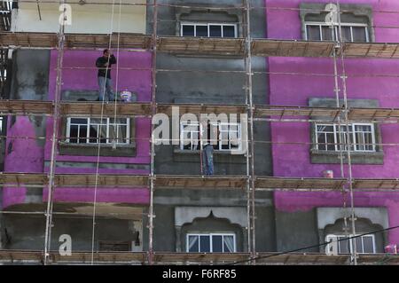 La città di Gaza, Striscia di Gaza, Territori palestinesi. Xix Nov, 2015. Un artista Palestinese dipinge la facciata di una casa in al-Shati Refugee Camp di Gaza City, il 19 novembre 2015, che prendono parte a un progetto con più di trenta artisti finanziati da Padico holding, una limitata società per azioni pubblica quotata alla Palestina Exchange Credit: Mohammed Asad/immagini APA/ZUMA filo/Alamy Live News Foto Stock