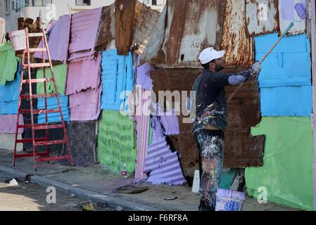 La città di Gaza, Striscia di Gaza, Territori palestinesi. Xix Nov, 2015. Un artista Palestinese dipinge la facciata di una casa in al-Shati Refugee Camp di Gaza City, il 19 novembre 2015, che prendono parte a un progetto con più di trenta artisti finanziati da Padico holding, una limitata società per azioni pubblica quotata alla Palestina Exchange Credit: Mohammed Asad/immagini APA/ZUMA filo/Alamy Live News Foto Stock