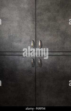 Porte in legno in background con maniglie, luce naturale Foto Stock