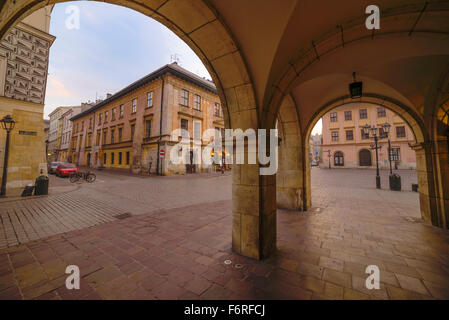 Cracovia in Polonia, 04 novembre 2015. Il Szpitalna street vicino alla piccola piazza del mercato, in prospettiva della costruzione di pareti. Immagine Foto Stock