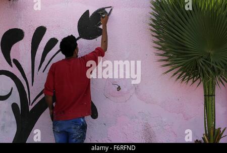 La città di Gaza, Striscia di Gaza, Territori palestinesi. Xix Nov, 2015. Un artista Palestinese dipinge la facciata di una casa in al-Shati Refugee Camp di Gaza City, il 19 novembre 2015, che prendono parte a un progetto con più di trenta artisti finanziati da Padico holding, una limitata società per azioni pubblica quotata alla Palestina Exchange Credit: Mohammed Asad/immagini APA/ZUMA filo/Alamy Live News Foto Stock