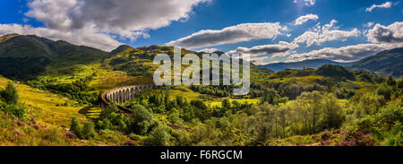 Panorama estivo di Glenfinnan viadotto ferroviario in Scozia e sulle montagne circostanti Foto Stock