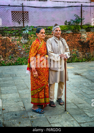 Anziana coppia sposata a un tempio buddista complesso in Kathmandu Foto Stock