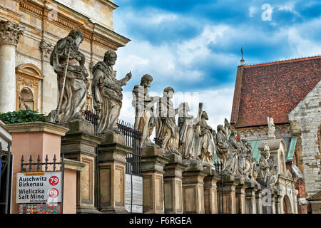 Apostoli anteriore sculture di Santi Pietro e Paolo Chiesa, Cracow Polonia Foto Stock