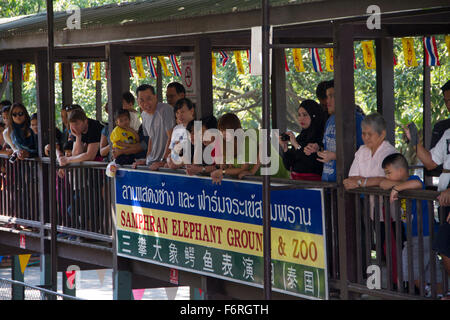 La gente guarda un gestore di coccodrillo mette la testa in un coccodrillo sulla bocca durante una mostra a Samphran Elephant Terra e Zoo di N Foto Stock