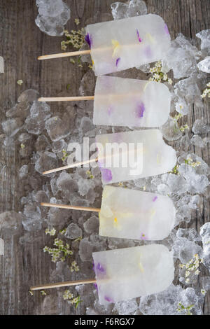 Lâ Elderflower & fiori commestibili Popsicles Foto Stock