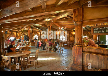 All'interno del Green Dragon Inn Hobbiton movie set Nuova Zelanda Foto Stock