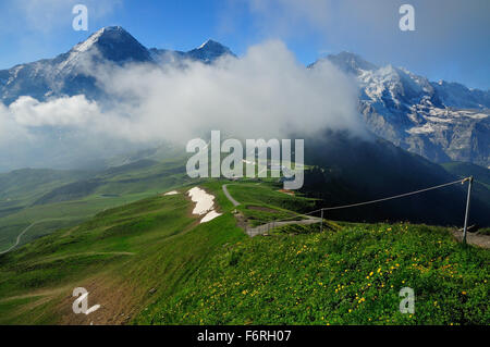 La mattina presto il cloud che copre le cime alpine sopra Berghaus Mannlichen. Foto Stock