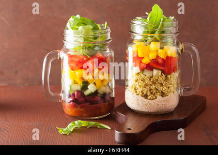 Quinoa vegano bean insalata di verdure in vasetti di vetro Foto Stock