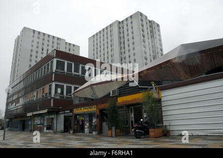 Alta sorge nel sobborgo di Bobigny, che ha 48.000 abitanti ed è considerato un hotspot per problemi sociali, nei pressi di Parigi, Francia, 19 novembre 2015. Foto: Peter ZSCHUNKE/DPA Foto Stock