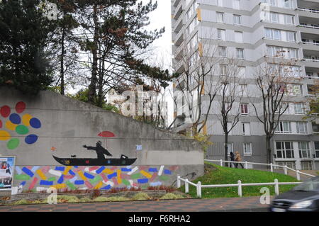 Graffiti nel sobborgo di Bobigny, che ha 48.000 abitanti ed è considerato un hotspot per problemi sociali, nei pressi di Parigi, Francia, 19 novembre 2015. Foto: Peter ZSCHUNKE/DPA Foto Stock