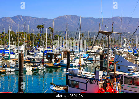 Barche da pesca e da diporto tutte legate in Santa Barbara Marina e Porto commerciale in California Foto Stock