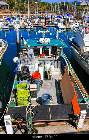 Vista dei vasi e degli attrezzi da pesca associati con la pesca a fini commerciali in questa barca a Santa Barbara porto in California Foto Stock