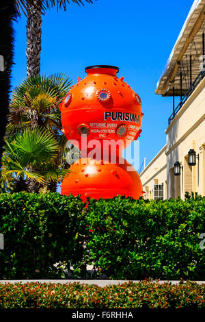 L'arancio brillante Purisima campana subacquea presso la Santa Barbara Museo Marittimo Foto Stock