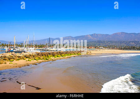 Santa Barbara porto visto dalla spiaggia e sul versante del Pacifico del frangionde Foto Stock